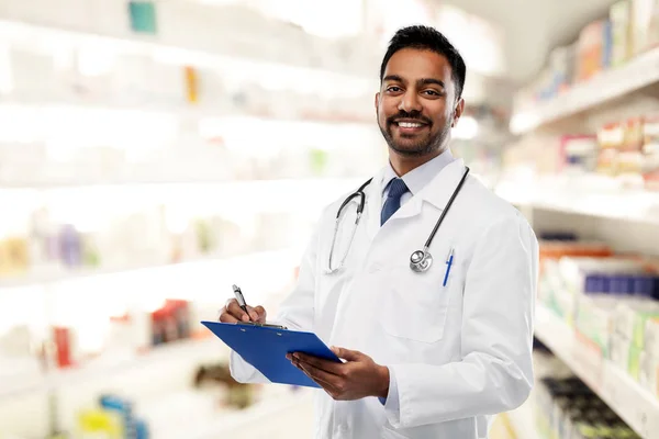 Índio médico masculino com prancheta e estetoscópio — Fotografia de Stock