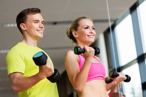 Par med hantlar träna i gym — Stockfoto