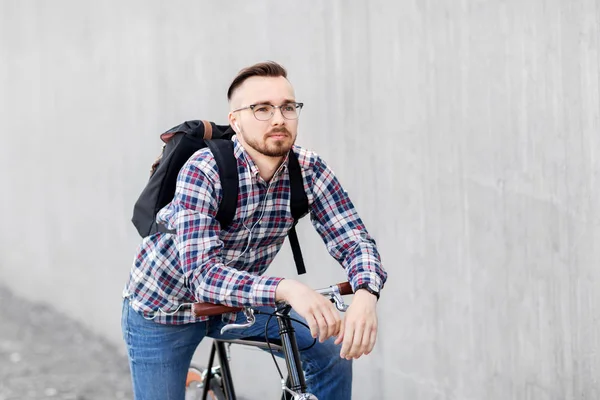 Bederní člověka s pevným Převodové kolo a batoh — Stock fotografie