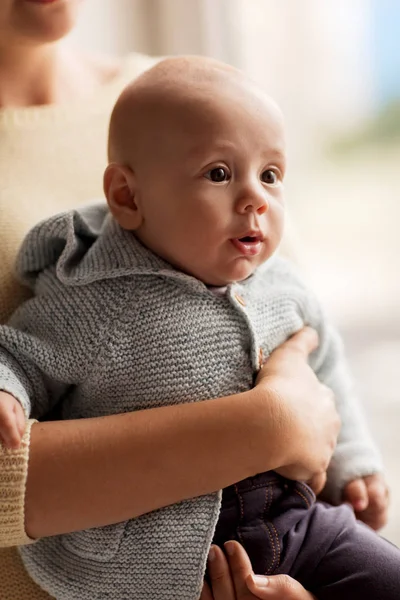 カーディガンで小さな赤ちゃんを持つ母親のクローズ アップ — ストック写真