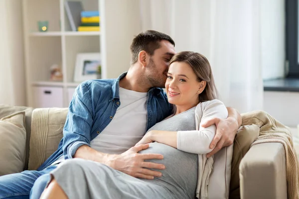 家で妊娠中の女性を抱きしめる男 — ストック写真