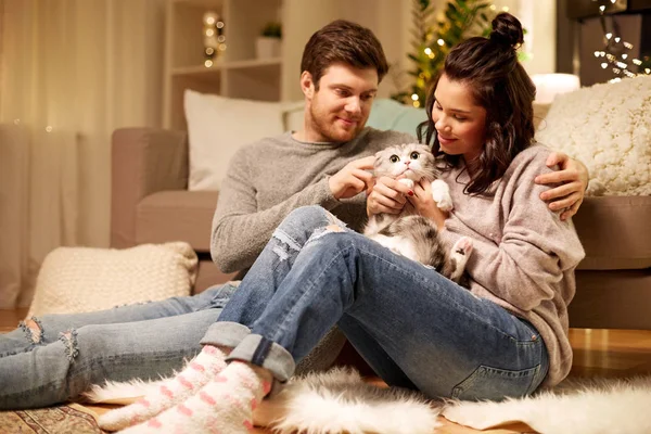 Feliz pareja con gato en casa —  Fotos de Stock