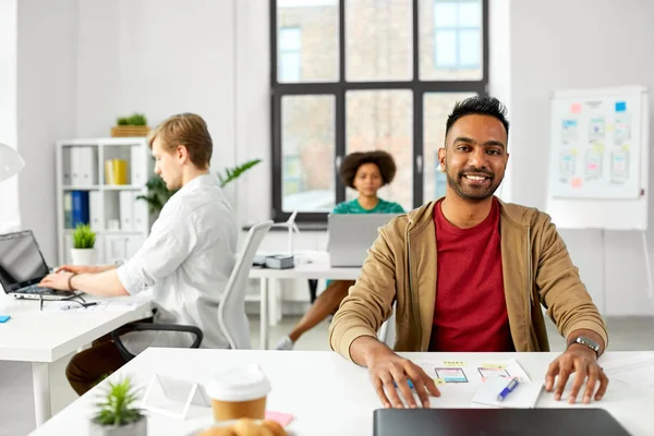 Indio trabajador creativo masculino con portátil en la oficina —  Fotos de Stock