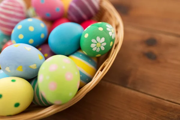 Primer plano de huevos de Pascua de colores en la cesta —  Fotos de Stock