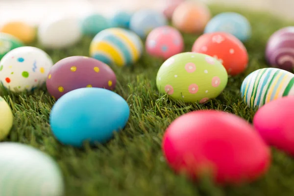 Uova di Pasqua colorate su erba artificiale — Foto Stock