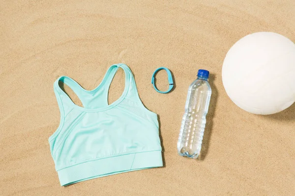 Sportovní tričko, míč, fitness tracker a láhev s vodou — Stock fotografie