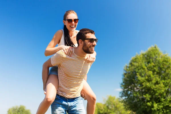 Lyckligt par ha kul på sommaren — Stockfoto