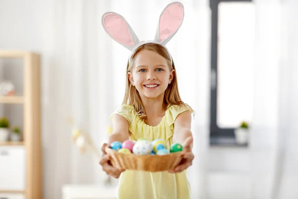 Felice ragazza con uova di Pasqua colorate a casa — Foto Stock