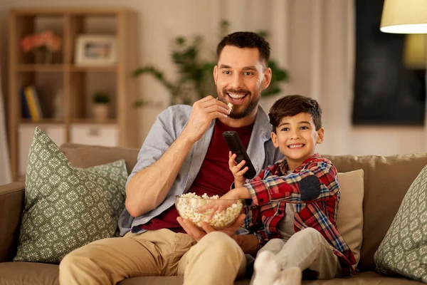 Heureux père et fils regarder la télévision à la maison — Photo