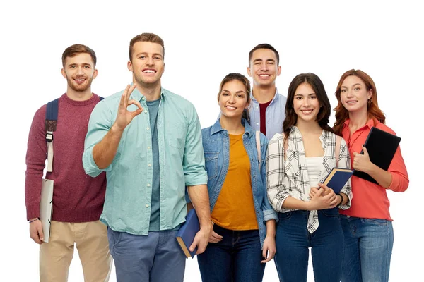 Grupp av leende studenter visar ok hand tecken — Stockfoto