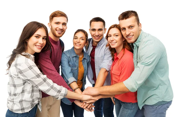 Группа улыбающихся друзей, складывающих руки — стоковое фото