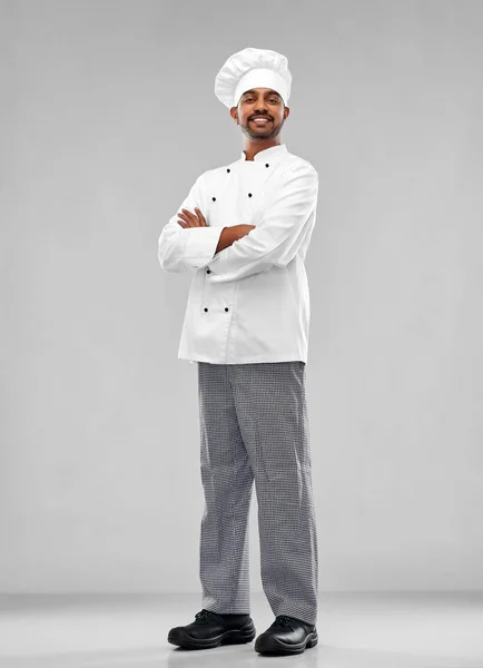 Szczęśliwy mężczyzna indyjski kucharz w toczek — Zdjęcie stockowe