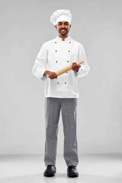 Счастливый индийский шеф-повар или пекарь со скалкой — стоковое фото