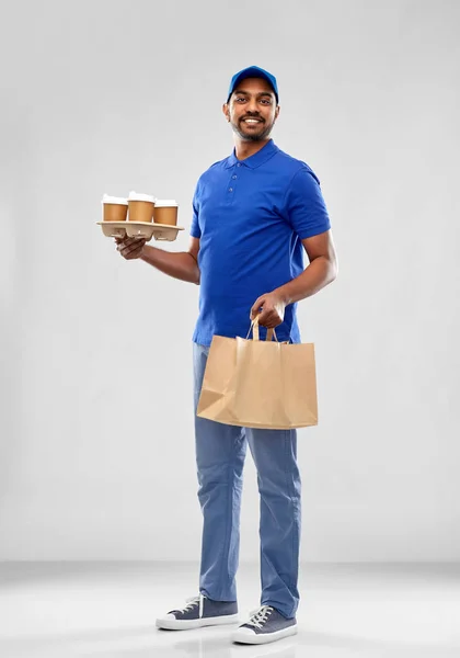 Щасливий індійський чоловік доставки їжі та напоїв — стокове фото