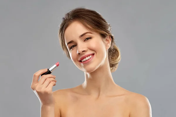 Donna con rossetto rosa applicare make up — Foto Stock