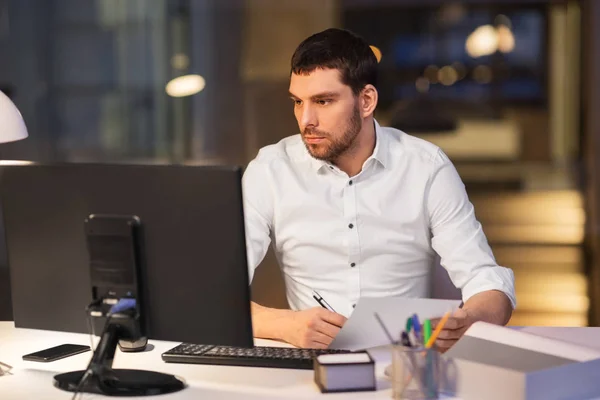 Businessman with computer working at night office — Stock Photo, Image