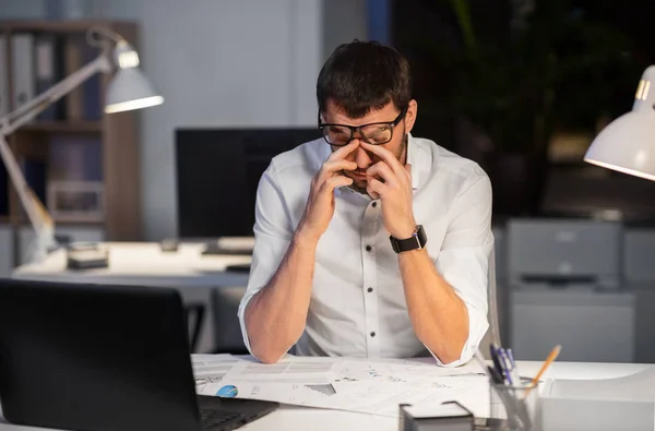 Stanco uomo d'affari che lavora all'ufficio notturno — Foto Stock