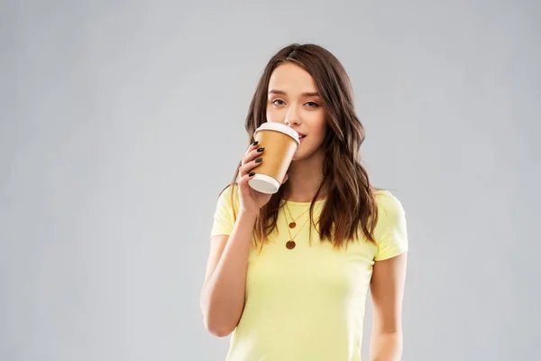 Jonge vrouw of tienermeisje koffie drinken — Stockfoto