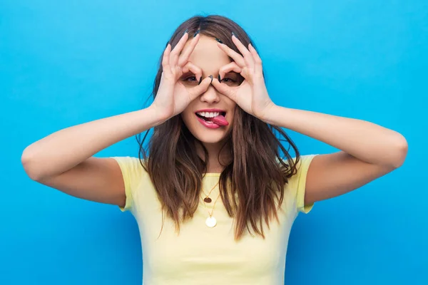 Giovane donna guardando attraverso gli occhiali da dito — Foto Stock