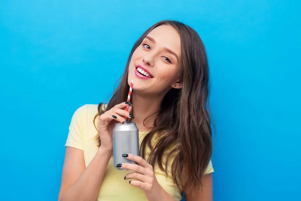 Jonge vrouw of tienermeisje frisdrank drinken uit blikje — Stockfoto