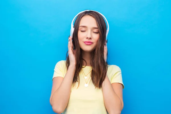 Happy young woman or teenage girl with headphones — Stock Photo, Image