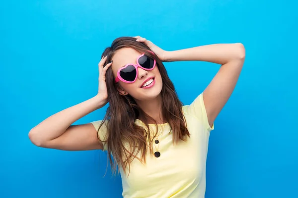 Adolescente en gafas de sol en forma de corazón — Foto de Stock