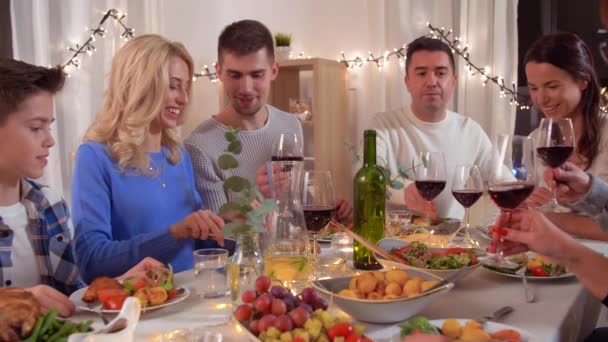 Familia feliz teniendo una cena en casa — Vídeos de Stock