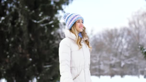 Mujer feliz caminando en el bosque o parque de invierno — Vídeos de Stock