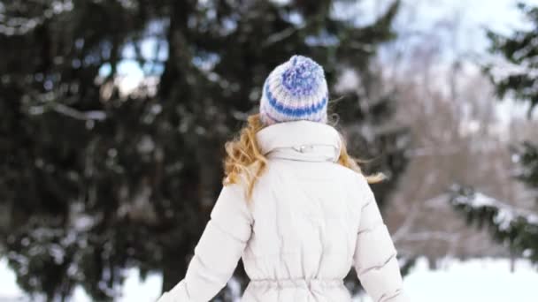 Lycklig kvinna promenader i vinter skog eller park — Stockvideo