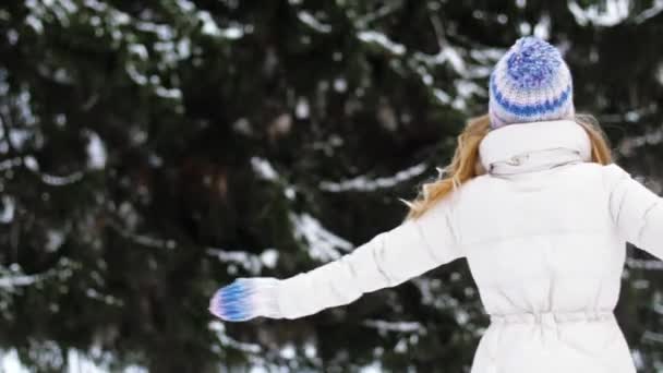 Ευτυχισμένη νεαρή γυναίκα στο χειμερινό δάσος — Αρχείο Βίντεο