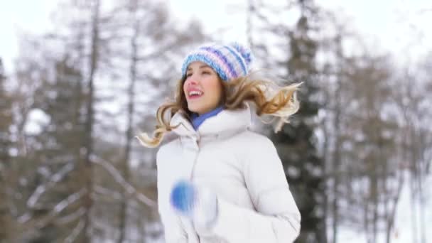 Mujer feliz corriendo en el bosque o parque de invierno — Vídeos de Stock
