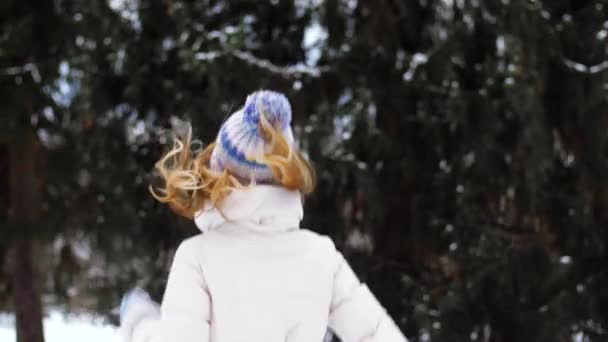 Mujer feliz corriendo en el bosque o parque de invierno — Vídeos de Stock