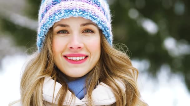 Πορτρέτο του ευτυχισμένη χαμογελαστή γυναίκα σε εξωτερικούς χώρους το χειμώνα — Αρχείο Βίντεο