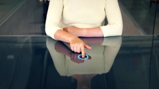 Mujer en pantalla inteligente y proyección de tierra virtual — Vídeo de stock