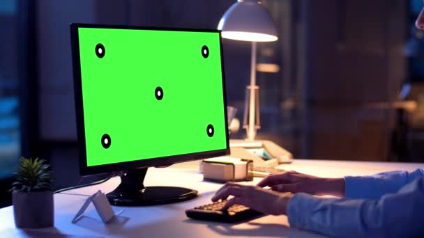 Бизнесвумен с зеленым экраном на компьютере — стоковое видео