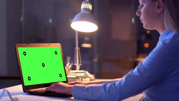 Zakenvrouw met groen scherm op laptop's nachts — Stockvideo