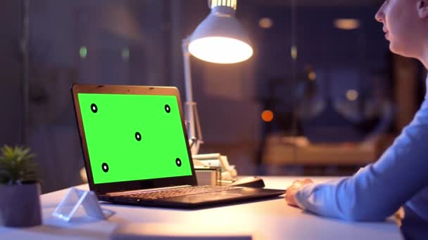 Affärskvinna med grön skärm på laptop på natten — Stockvideo