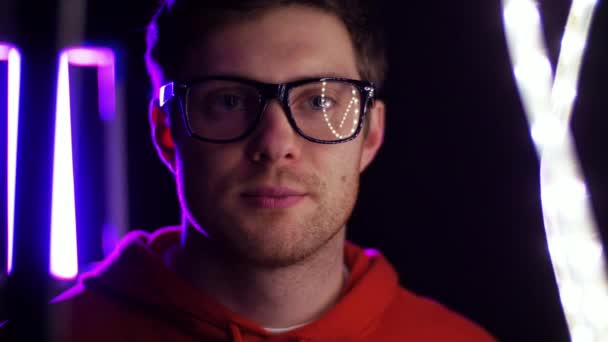 Retrato del hombre en gafas sobre luces de neón — Vídeo de stock