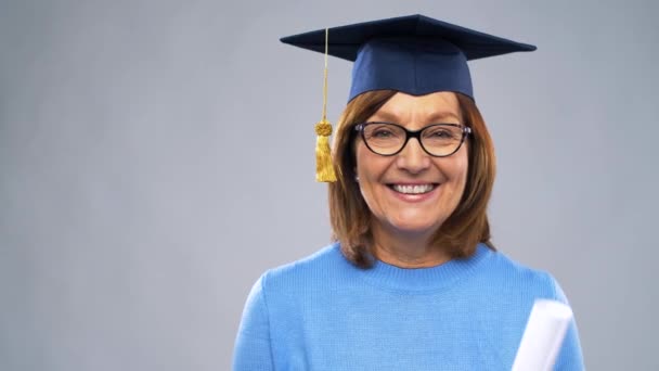 Gelukkig senior afgestudeerde student vrouw met diploma — Stockvideo