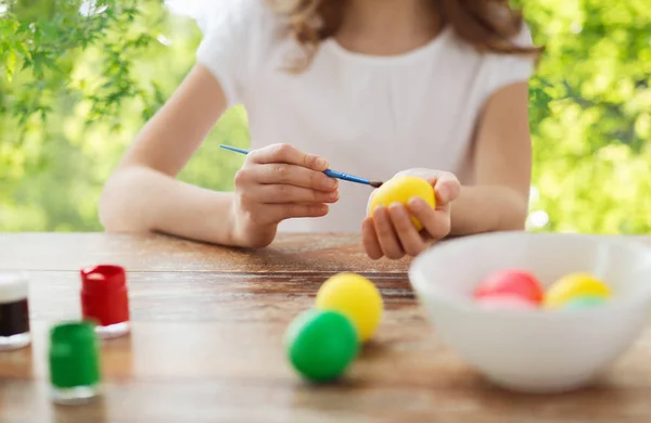 Primo piano di ragazza colorazione uova di Pasqua — Foto Stock