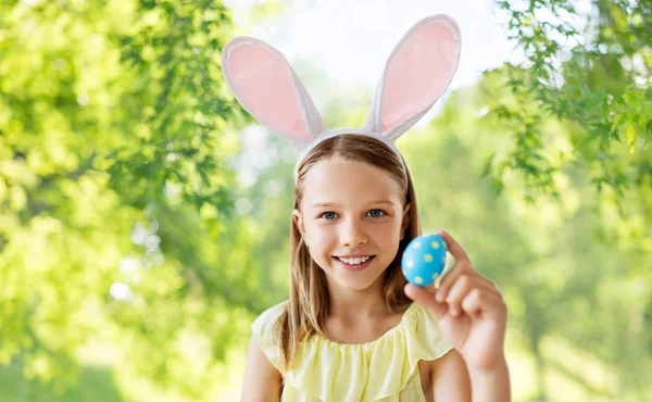 Щаслива дівчина з кольоровим пасхальним яйцем — стокове фото