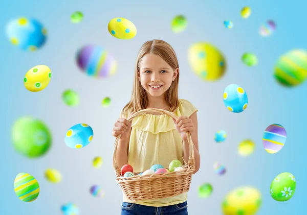 枝編み細工品バスケットの着色された卵の幸せな女の子 — ストック写真