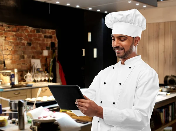 快乐的印度厨师与平板电脑在厨房 — 图库照片