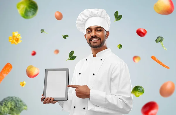 Glücklicher indischer Koch mit Tablet-Computer — Stockfoto