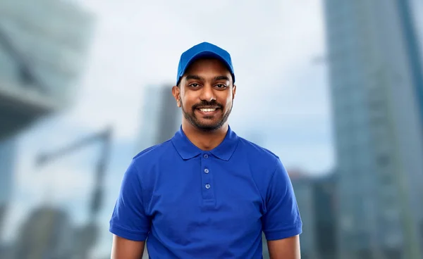 Glücklicher indischer Zusteller in blauer Uniform — Stockfoto