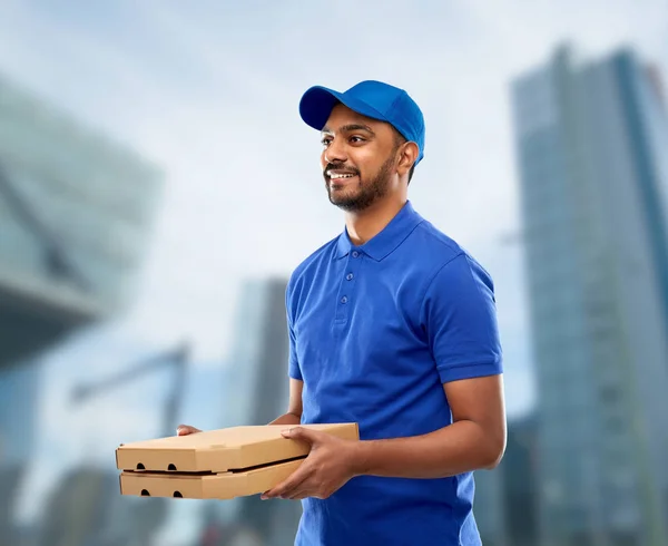 Repartidor indio feliz con cajas de pizza en azul — Foto de Stock