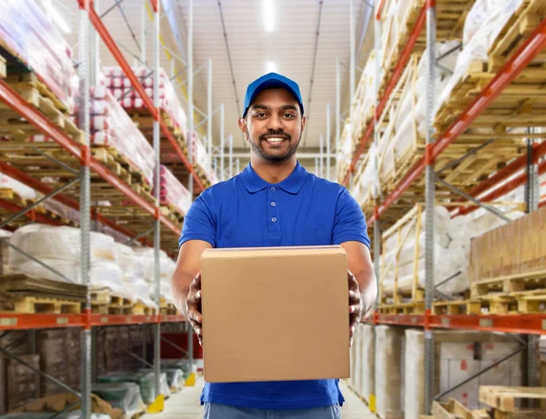 Homem de entrega indiano ou trabalhador do armazém com caixa — Fotografia de Stock