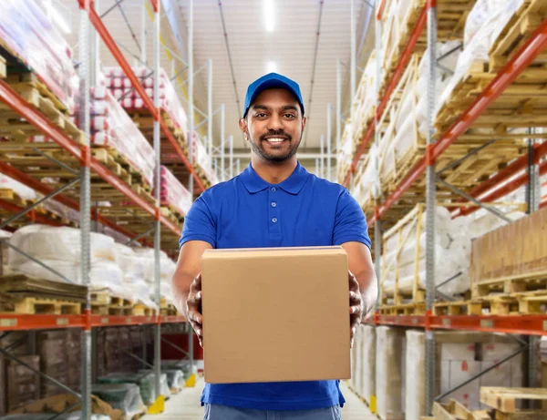 Consegna indiano uomo o magazziniere con scatola — Foto Stock