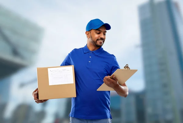 Repartidor indio con caja de paquetes y portapapeles — Foto de Stock