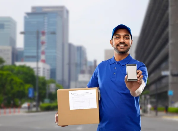 स्मार्टफ़ोन और पार्सल बॉक्स के साथ भारतीय वितरण आदमी — स्टॉक फ़ोटो, इमेज